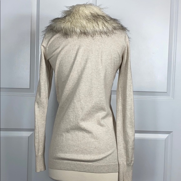 The limited removable collard faux fur sweater - Picture 10 of 16